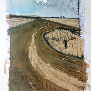 Puede incluir: Una pintura de paisaje abstracta sobre papel que muestra un camino de tierra sinuoso a través de campos de color tostado bajo un cielo azul pálido. La obra utiliza pinceladas gruesas y expresivas en tonos marrón, beige y azul claro.