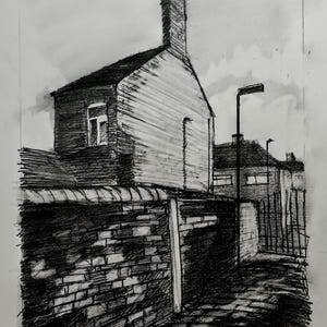 Peut inclure: Un dessin au fusain en noir et blanc représentant une ruelle étroite avec un mur de briques au premier plan. Un grand bâtiment avec une cheminée se dresse derrière le mur, accompagné d'un lampadaire et d'autres structures résidentielles.