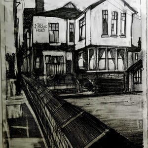 Peut inclure: Un dessin au fusain en noir et blanc représentant un bâtiment à deux étages portant l'inscription The Birches Head. La structure présente plusieurs fenêtres rectangulaires, une cheminée et une baie vitrée au rez-de-chaussée, derrière un mur.