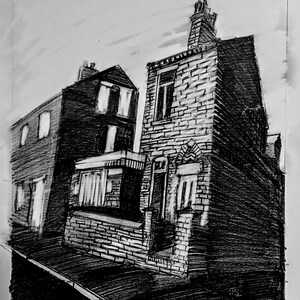 Peut inclure: Un croquis au crayon noir et blanc de deux bâtiments en briques. Le bâtiment de droite a une haute cheminée et plusieurs fenêtres. Le bâtiment de gauche est plus petit avec un porche. Les bâtiments se détachent sur un ciel nuageux.