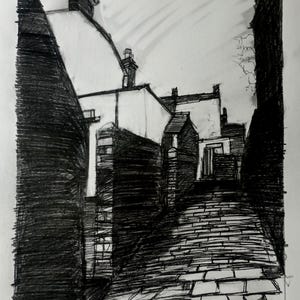 Peut inclure: Dessin au crayon noir et blanc d'une ruelle bordée de bâtiments. La perspective attire le regard le long d'un chemin pavé vers la lumière. Cheminées et toits sont visibles.