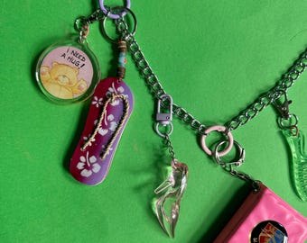 Collar largo y grueso de los 90 con dije personalizable, color rosa.