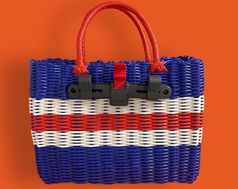 Alforja para bicicleta, cesta tejida de plástico reciclado, color rojo, blanco y azul.