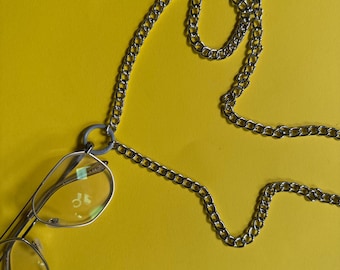 Collar largo para sujetar gafas con cadena plateada en forma de bucle