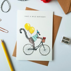 Ayez une carte de voeux de lémurien d'anniversaire sauvage, carte de bicyclette