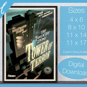Può includere: Un poster in stile vintage per la giostra Twilight Zone Tower of Terror al Disney California Adventure. Il poster presenta una combinazione di colori blu scuro e verde con una grande immagine dell'Hollywood Tower Hotel, un edificio alto e sottile con una cupola distintiva in cima. Il testo sul poster recita "The Twilight Zone Tower of Terror" e "Viaggia in un'altra dimensione!"