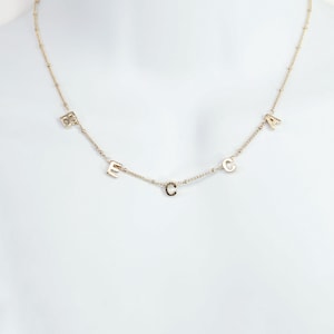 Collar de nombre de letra de bloque chapado en oro
