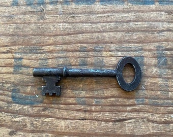 2-5/8"L Skeleton Key w/Oval. Primitive Key. Rustic Key. Metal Skeleton Key. Vintage Reproduction Skeleton Key.