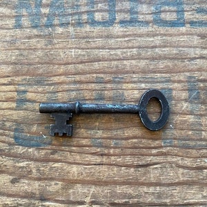 2-5/8"L Skeleton Key w/Oval. Primitive Key. Rustic Key. Metal Skeleton Key. Vintage Reproduction Skeleton Key.