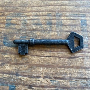 2-5/8"L Skeleton Key w/Pentagon. Primitive Key. Rustic Key. Metal Skeleton Key. Vintage Reproduction Skeleton Key.