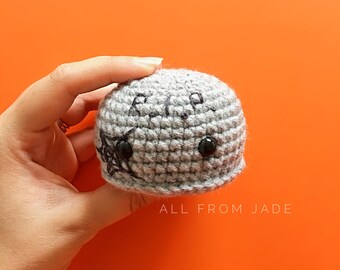 CROCHET PATTERN : Pierrette the Tombstone (English and French)