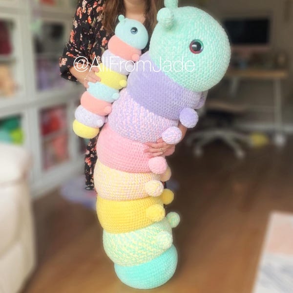 Häkelanleitung ohne Nähen: Cora die Riesenraupe (Englisch/Französisch) – Amigurumi-Tutorial