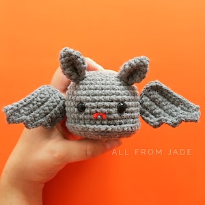 CROCHET PATTERN : Beatrice the Bat (English and French)