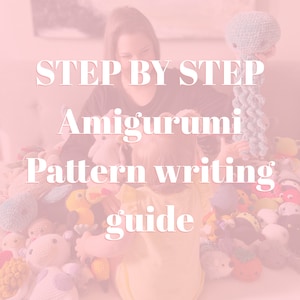 Peut inclure: Une femme et un enfant sont entourés d'une variété de jouets amigurumi en crochet de couleurs vives. Le texte "STEP BY STEP Amigurumi Pattern writing guide" est affiché sur un fond rose.
