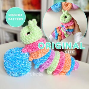 Peut inclure: Un jouet chenille en crochet coloré avec une tête bleu clair et un visage vert. La chenille est faite de fils de différentes couleurs, dont le rose, l'orange, le vert clair et le bleu. Le jouet mesure environ 30 cm de long et est parfait pour la chambre d'un enfant.