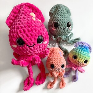 K&ouml;nnte beinhalten: Vier handgefertigte H&auml;kelsquid-Spielzeuge in verschiedenen Farben: Pink, Seegr&uuml;n, Pfirsich und Regenbogen. Jeder Tintenfisch hat gro&szlig;e, ausdrucksstarke Augen und ein l&auml;chelndes Gesicht. Die Tentakel sind lang und lockig. Die Spielzeuge sind weich und pl&uuml;schig.
