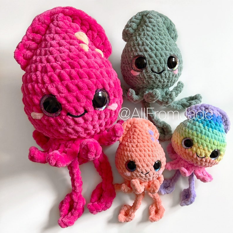 K&ouml;nnte beinhalten: Vier handgefertigte H&auml;kelsquid-Spielzeuge in verschiedenen Farben: Pink, Seegr&uuml;n, Pfirsich und Regenbogen. Jeder Tintenfisch hat gro&szlig;e, ausdrucksstarke Augen und ein l&auml;chelndes Gesicht. Die Tentakel sind lang und lockig. Die Spielzeuge sind weich und pl&uuml;schig.