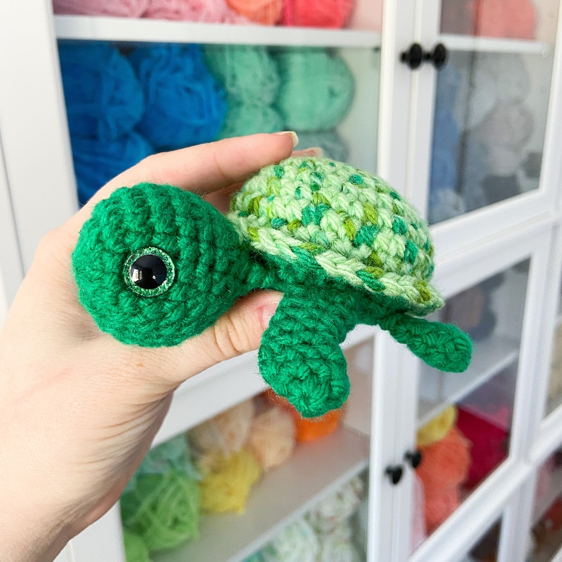 NO-SEW HAAKPATROON: Tiana de kleine zeeschildpad Engels/français afbeelding 10