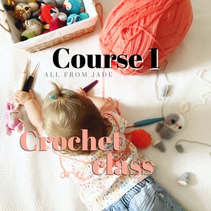 Pode incluir: Uma criança pequena está aprendendo a fazer crochê com fio colorido e um gancho de crochê. A imagem inclui o texto "Course 1 All From Jade Crochet Class".