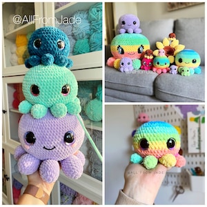 Peut inclure: Une pile de peluches en forme de pieuvre crochetées dans différentes couleurs, dont le violet, le vert et le bleu. Les peluches ont de grands yeux et une expression souriante. Les peluches sont empilées les unes sur les autres, la plus grande en bas et la plus petite en haut. Les peluches sont posées sur une étagère avec des pelotes de laine en arrière-plan. L'image comprend le texte "@AllFromJade".