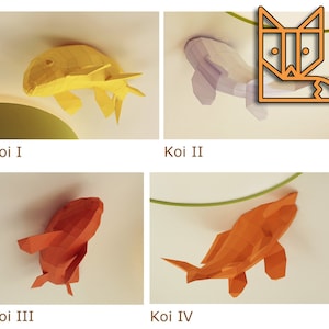Puede incluir: Cuatro peces koi de origami, cada uno en una pose y color diferente. Los koi están colgados del techo. Los koi son amarillos, morados, naranjas y naranjas.
