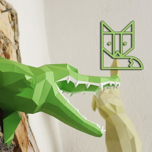 Escultura de parede DIY de crocodilo, troféu de folha artesanal de crocodilo metade fora da parede, boca aberta de jacaré, dentes brancos feitos de papelão colorido de papel