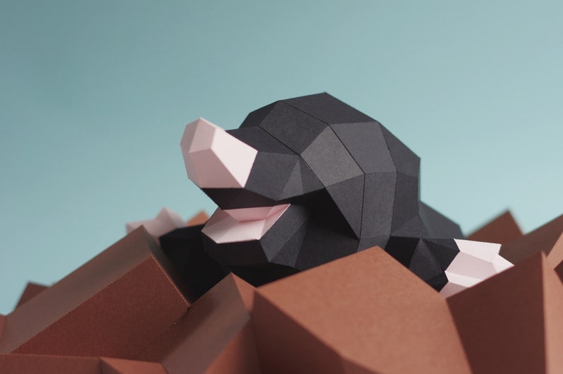 Lachender Maulwurf, Bastelbogen von Paperwolf, lustiger Maulwurfshügel kubistische Papierskulptur Bild 1