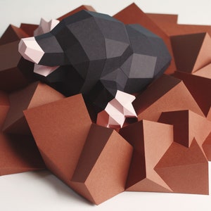 Lachender Maulwurf, Bastelbogen von Paperwolf, lustiger Maulwurfshügel kubistische Papierskulptur Mit / With