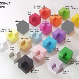 Pu&ograve; includere: Una cartella colori con 16 colori diversi di carta, ogni colore &egrave; rappresentato da un cubo di carta piegato. I colori sono: bianco, giallo pallido, grigio, menta, caramello, rosso, rosso mattone, iceberg, nero, magenta, rosa, arancione, verde chiaro, blu, viola e verde scuro.