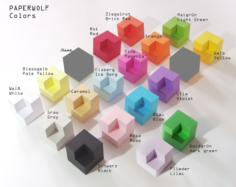 Pu&ograve; includere: Una cartella colori con 16 colori diversi di carta, ogni colore &egrave; rappresentato da un cubo di carta piegato. I colori sono: bianco, giallo pallido, grigio, menta, caramello, rosso, rosso mattone, iceberg, nero, magenta, rosa, arancione, verde chiaro, blu, viola e verde scuro.