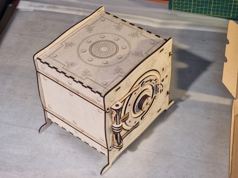 Wooden safe, STEM project laser-cut toy detective game DIY piggy bank kit TresorSafe