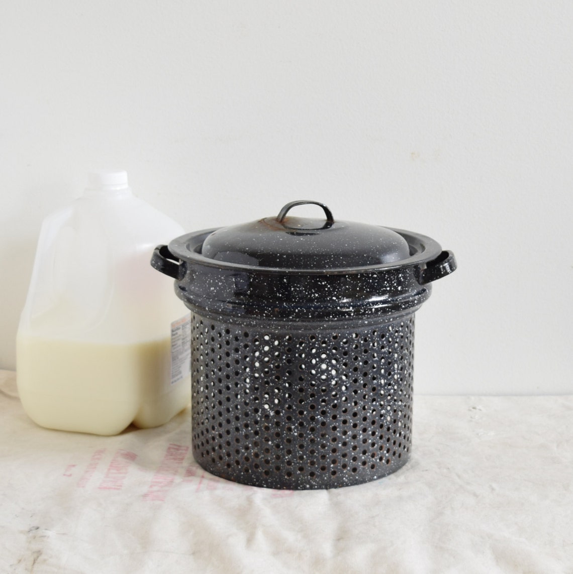 Esmalte Negro Agateware Colander / Strainer con Tapa. Colgando | Etsy