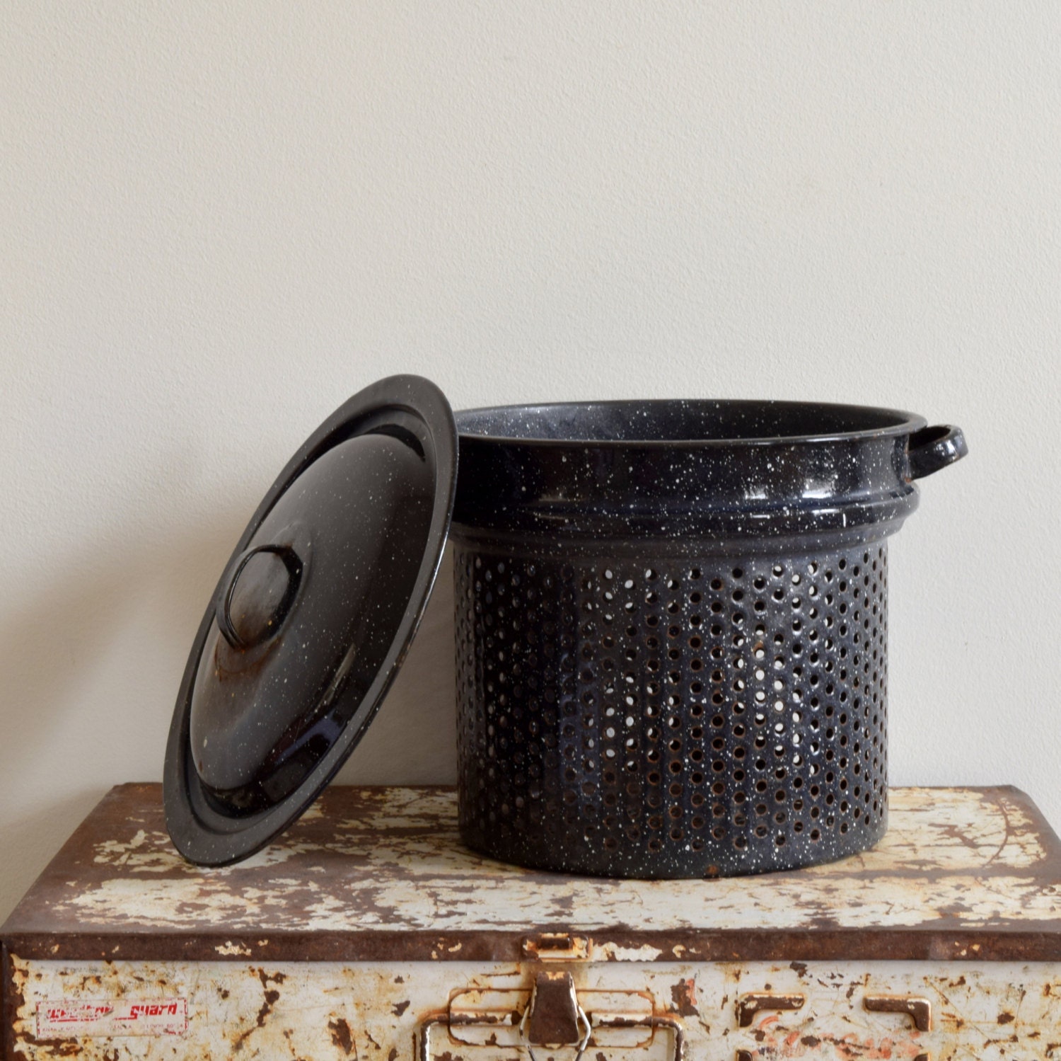 Esmalte Negro Agateware Colander / Strainer con Tapa. Colgando | Etsy