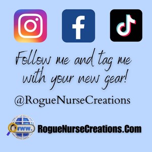 Op de afbeelding: Een afbeelding met social media-iconen voor Instagram, Facebook en TikTok. De tekst luidt: "Volg me en tag me met je nieuwe spullen! @RogueNurseCreations RogueNurseCreations.com"