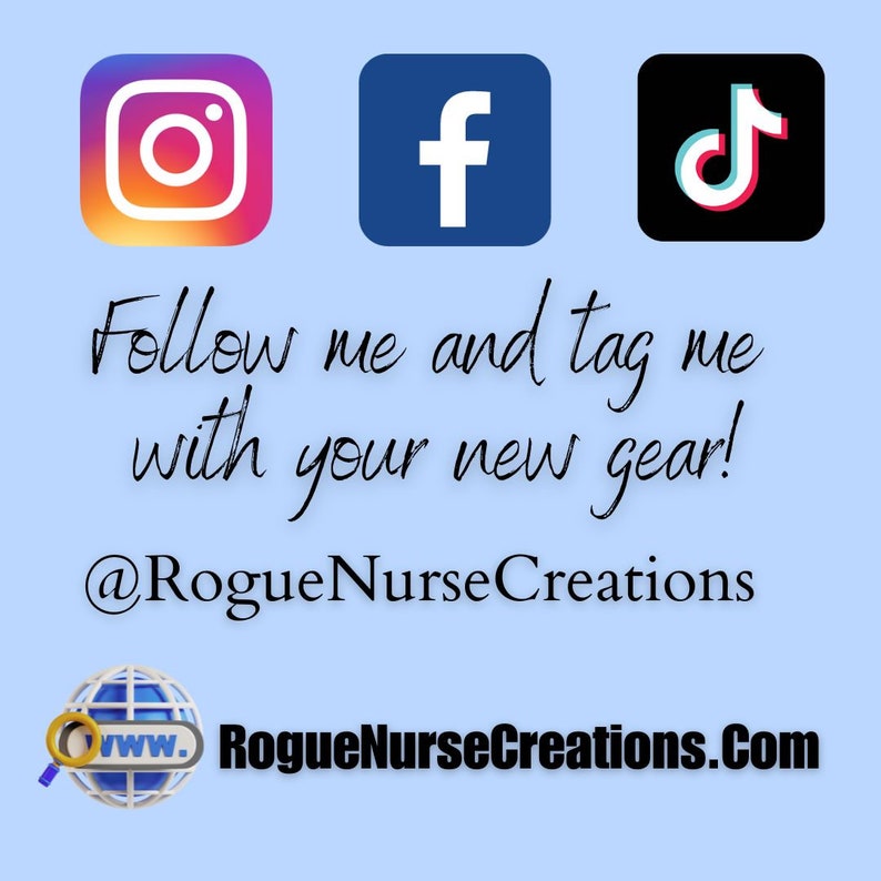 Op de afbeelding: Een afbeelding met social media-iconen voor Instagram, Facebook en TikTok. De tekst luidt: "Volg me en tag me met je nieuwe spullen! @RogueNurseCreations RogueNurseCreations.com"