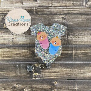 Swaddle Babys Glitter Onsie Acryl / Epoxy einziehbare Abzeichen Reel, Silber Glitter Arbeit und Lieferung Krankenschwester, NICU Nurse Cute Badge