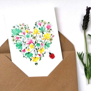 Cuore di fiore e coccinella. Scheda di appunti per illustrazione ad acquerello. Arte animale e natura.