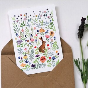Bloemenweide in het voorjaar en haas. Aquarel bloemenillustratie. Dier- en natuurkunst.