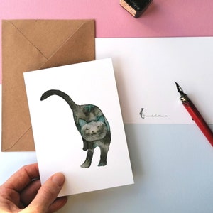 Chat gris argenté, carte d’illustration à l’aquarelle. Art animal heureux avec un sourire :).