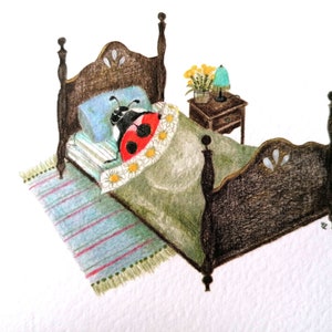 Leuke illustratie van een lieveheersbeestje in bed. Notitiekaart van kleurpotloodillustratie. Dier- en natuurkunst.