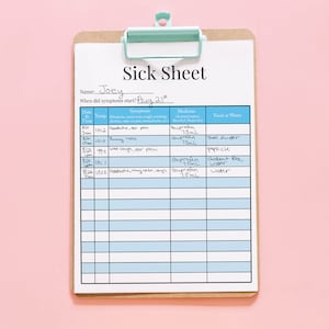Può includere: Una cartellina portadocumenti bianca con un'intestazione blu che dice "Sick Sheet". La cartellina contiene un elenco di controllo per tenere traccia dei sintomi, della temperatura, dei farmaci e dell'assunzione di cibo o acqua. L'elenco di controllo è compilato con note scritte a mano, tra cui il nome "Joey", la data "Aug 21st" e vari sintomi, farmaci e assunzione di cibo o acqua.