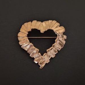 YVES SAINT LAURENT ~ Authentique broche coeur en plaqué or vintage