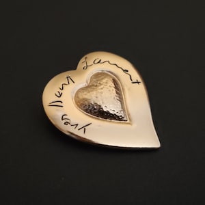 YVES SAINT LAURENT ~ Authentique broche coeur plaquée or vintage - Monogramme logo