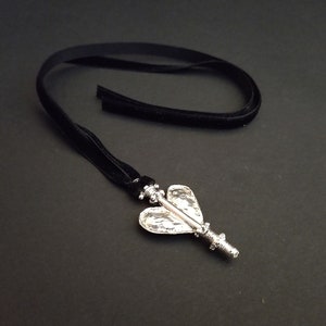 CHRISTIAN LACROIX ~ Authentique vintage collier avec pendentif coeur en métal plaqué argent/RAS de cou/Sautoir - Ruban de velours - CL