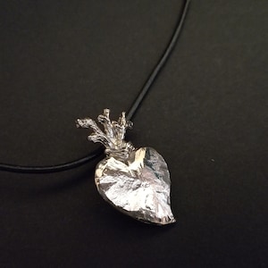 CHRISTIAN LACROIX ~ Authentique collier/ras de cou à pendentif coeur en métal argenté vintage - CL