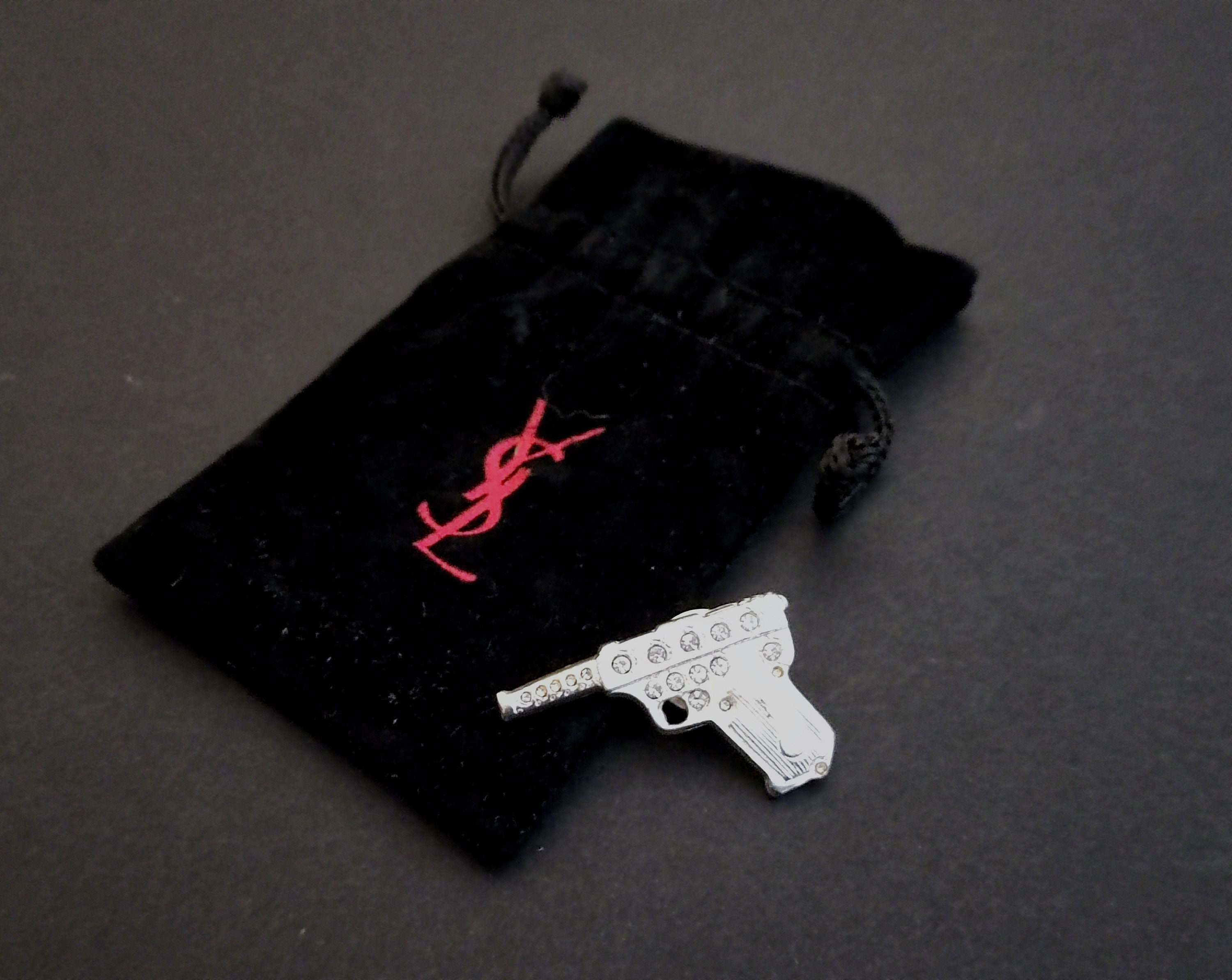 Yves Saint Laurent チャーム ブローチ SAINT LAURENT サンローラン パリ PARIS レディース ブローチ