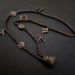 CHRISTIAN LACROIX ~ Authentique collier/chaîne à pendentif long patiné vintage - Bazar - Monogramme logo - Brutaliste - CL
