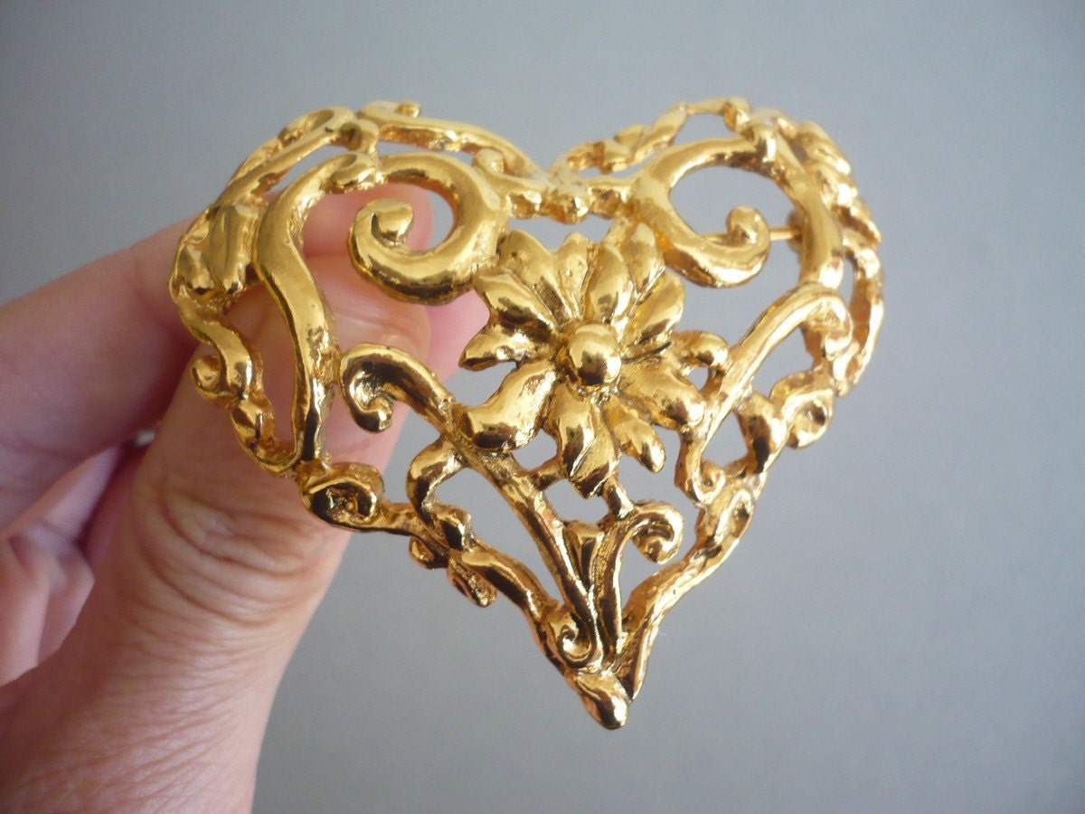 Christian Lacroix ハート型ブローチ CHRISTIAN LACROIX ~ Authentic Vintage Gold Plated Flowery