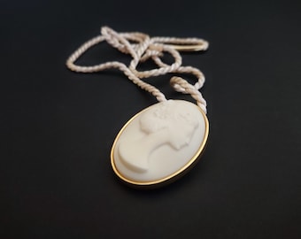 NINA RICCI ~ Authentique collier pendentif camée vintage - Cordon - Parfum parfumé