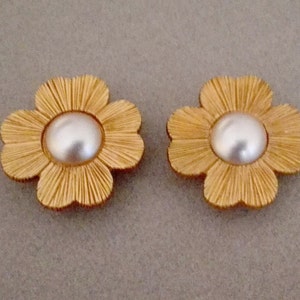 YVES SAINT LAURENT Authentic Vintage Gorgeous Massive Gold Plated Flower Clip-On Earrings Faux Mother Of Pearl Bead image 3